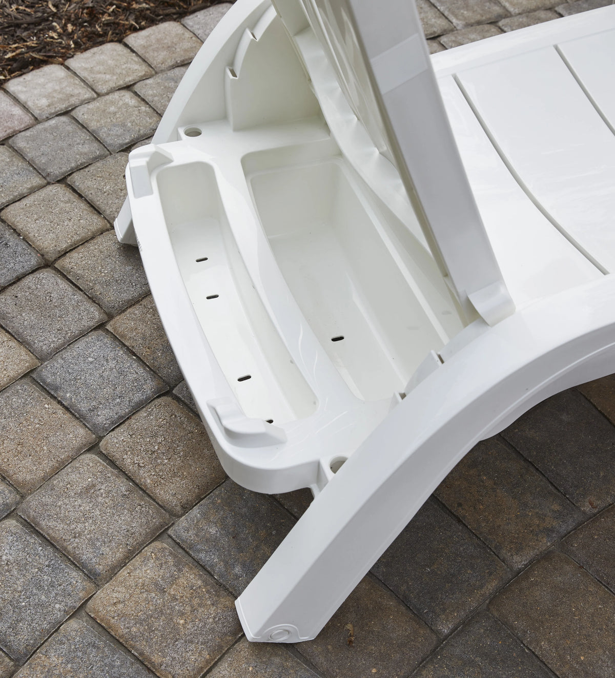 White Resin Chaise Lounge F2952